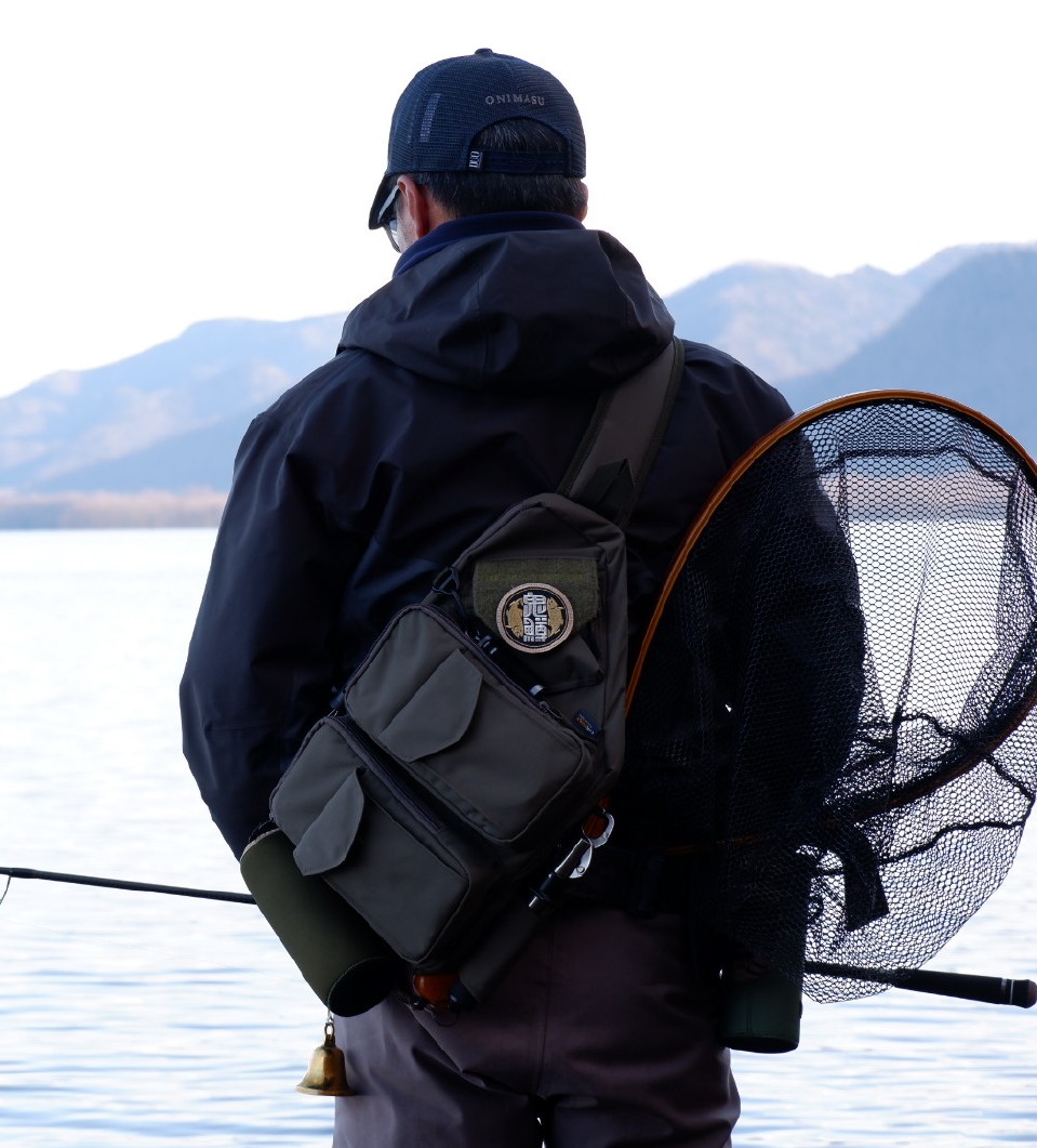 あ*ゆ様 ピーチスノウ リーディングボトル (バッグ付き) BLACK WATER SINGLE SLING BAG - GEAR｜製品情報｜DUO International